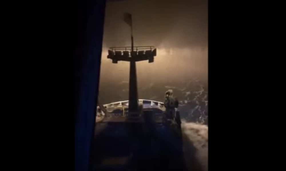 Αλιευτικό σκάφος περνάει μέσα από σφοδρή χιονοθύελλα